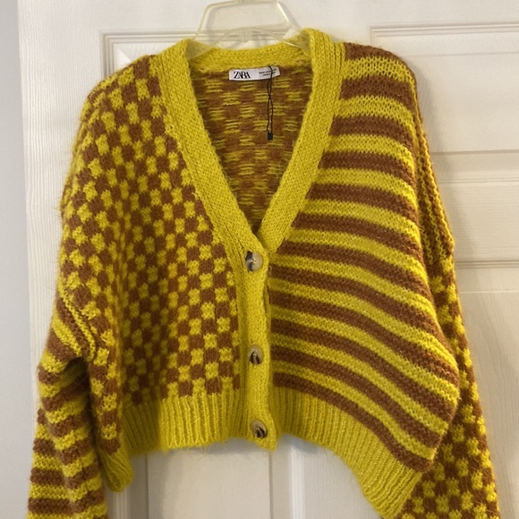 ZARA Sweater size M length 19” bust 48” see photos for colors front buttons - Picture 3 of 12